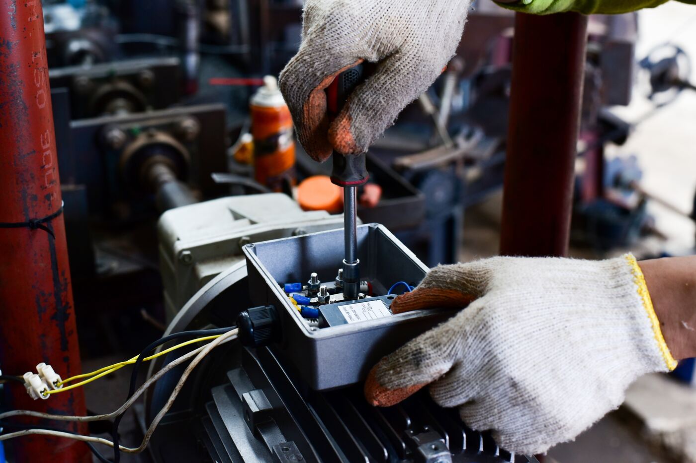 Techniker beim elektrischen Anschluss eines Antriebs