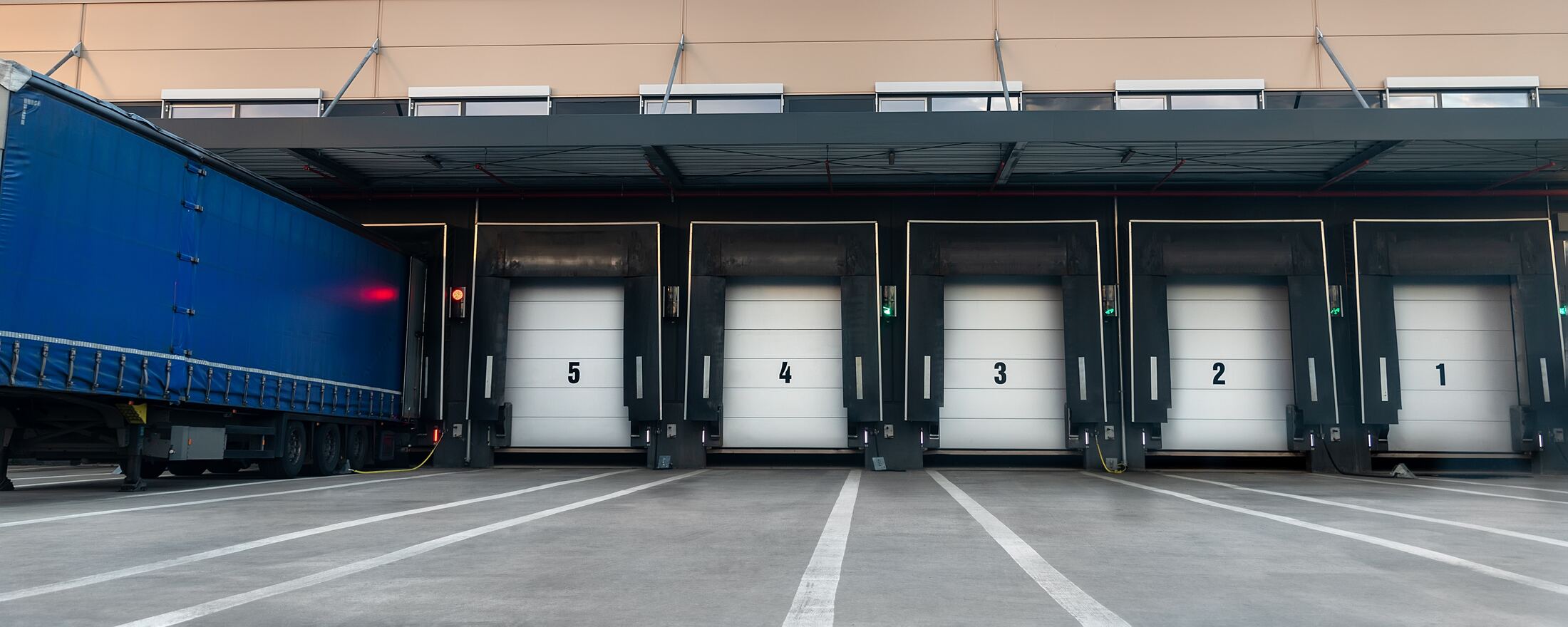 Modernes Logistikzentrum mit Toranlagen